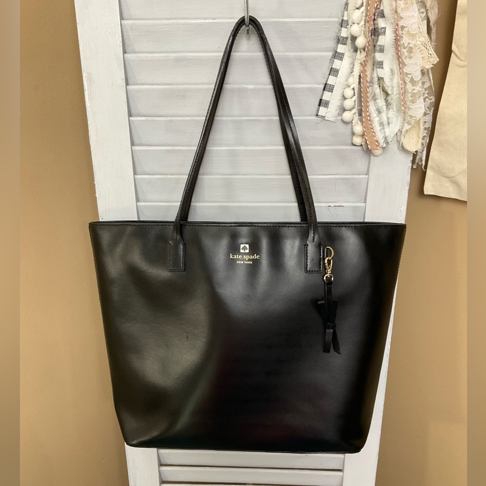 ♠️KATE SPADE Black Tote with Sleek Design & Bow Hang Charm